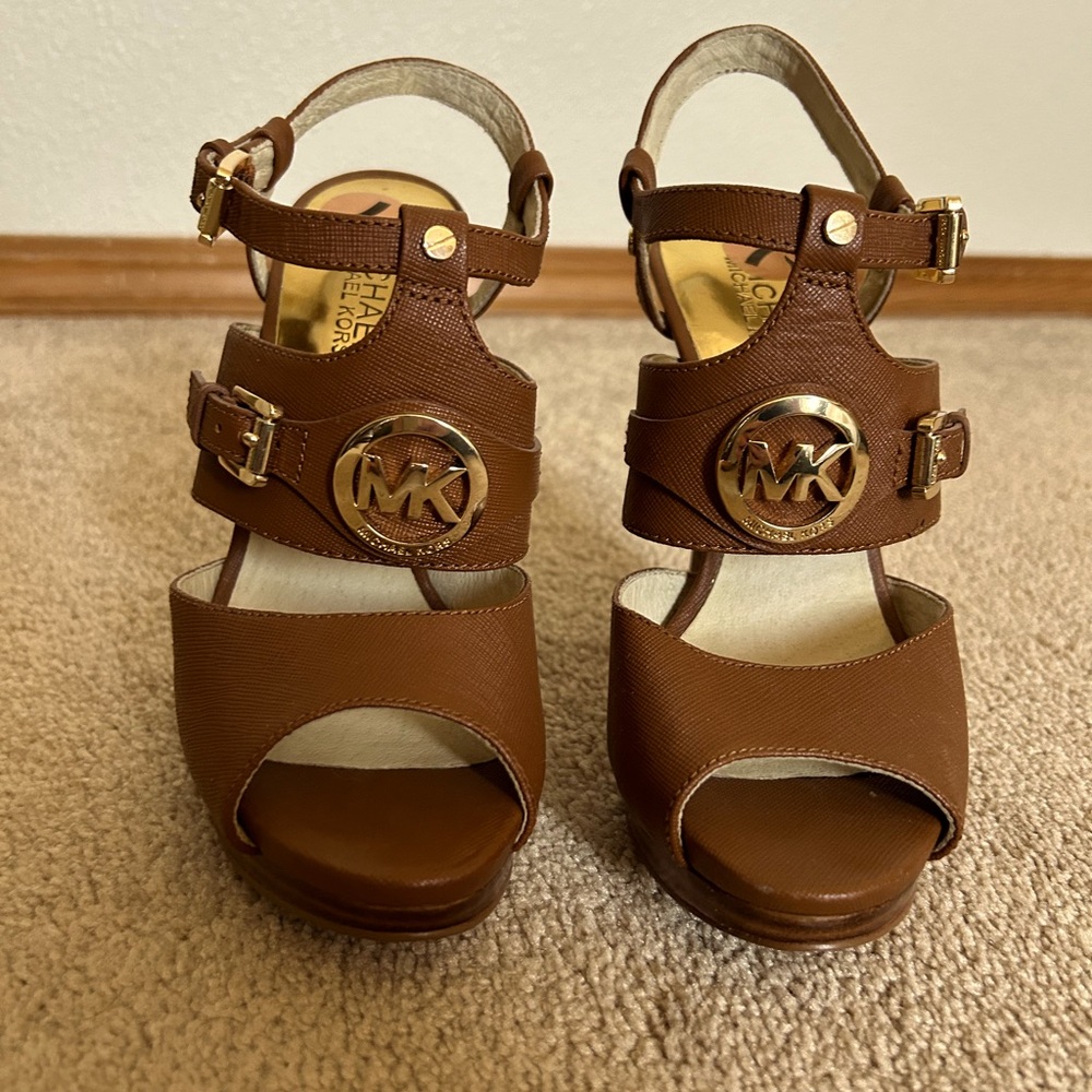 Michael KORS Women’s 7 MACKENZIE MK LOGO SAFFIANO PLATFORM SANDALS